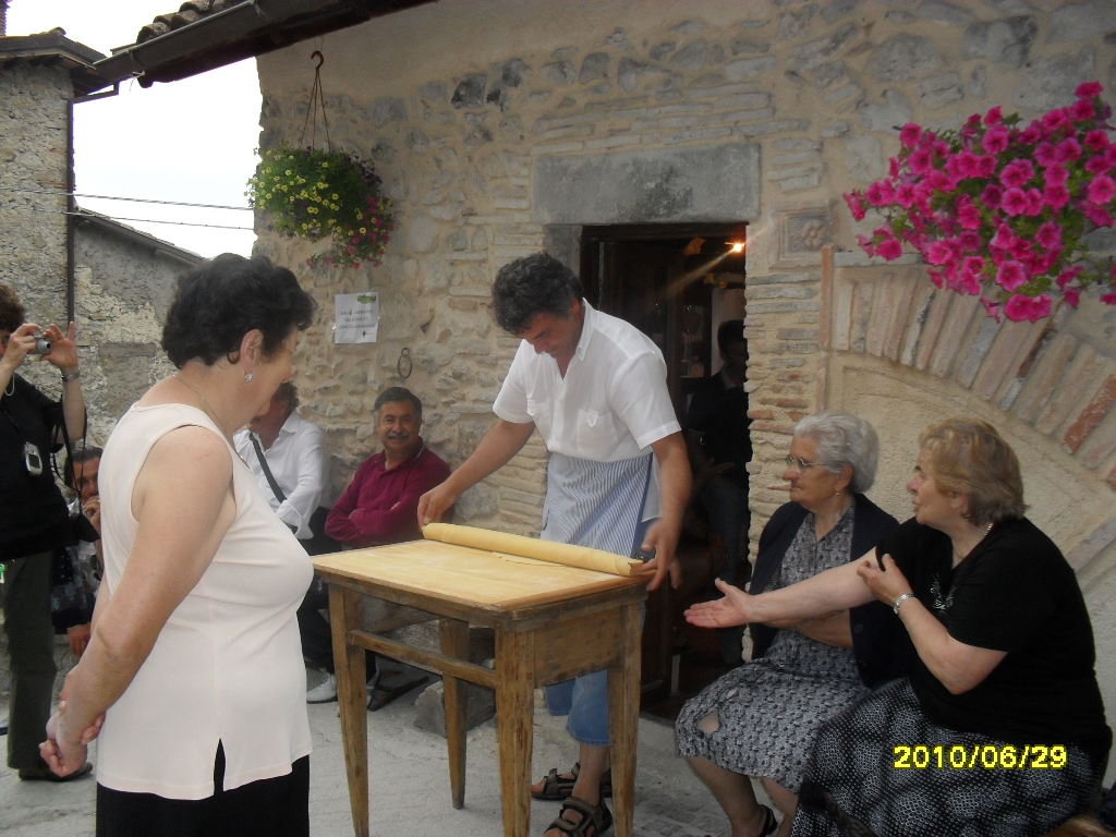 l'assessore stende la pizza rentorta